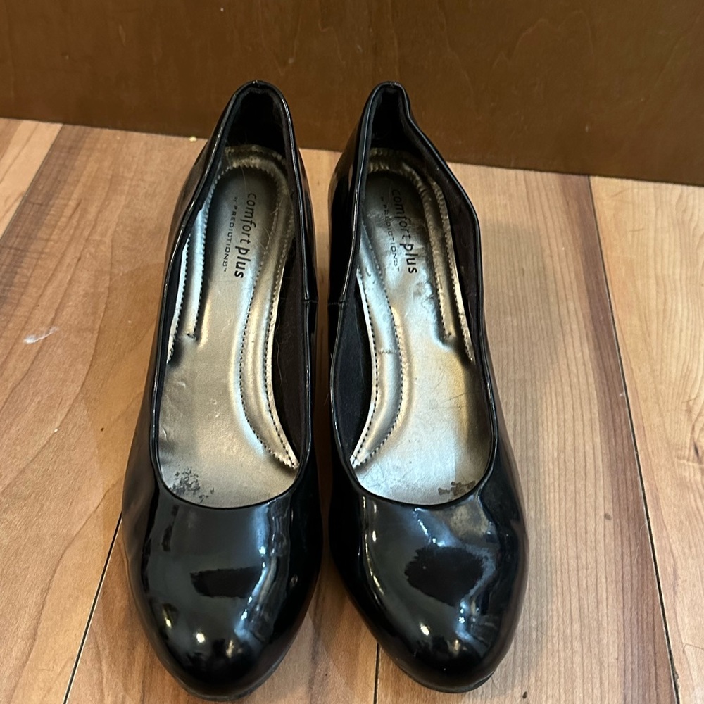 Black patent leather pumps
